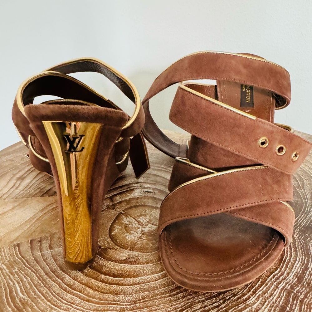 Size is 7,5. Fits to every style and occasion. Shoes have never been worn.